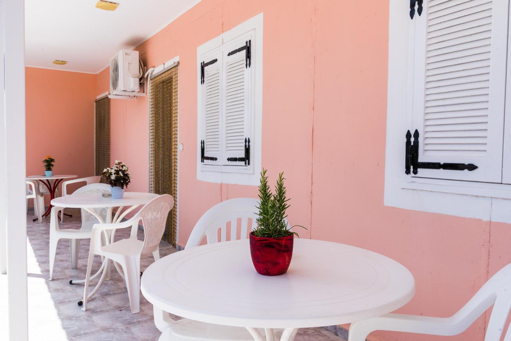 Roussa'S Apartments Laganas Exterior photo
